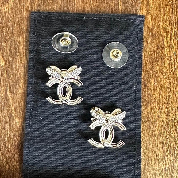 ** SOLD ** Chanel Earrings - Picture 4 of 12